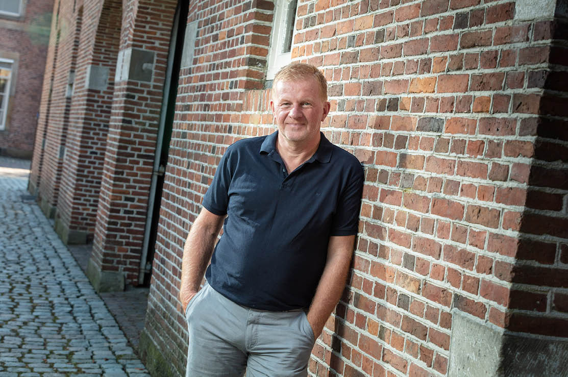 Bas Olde Hampsink leunende tegen een muur