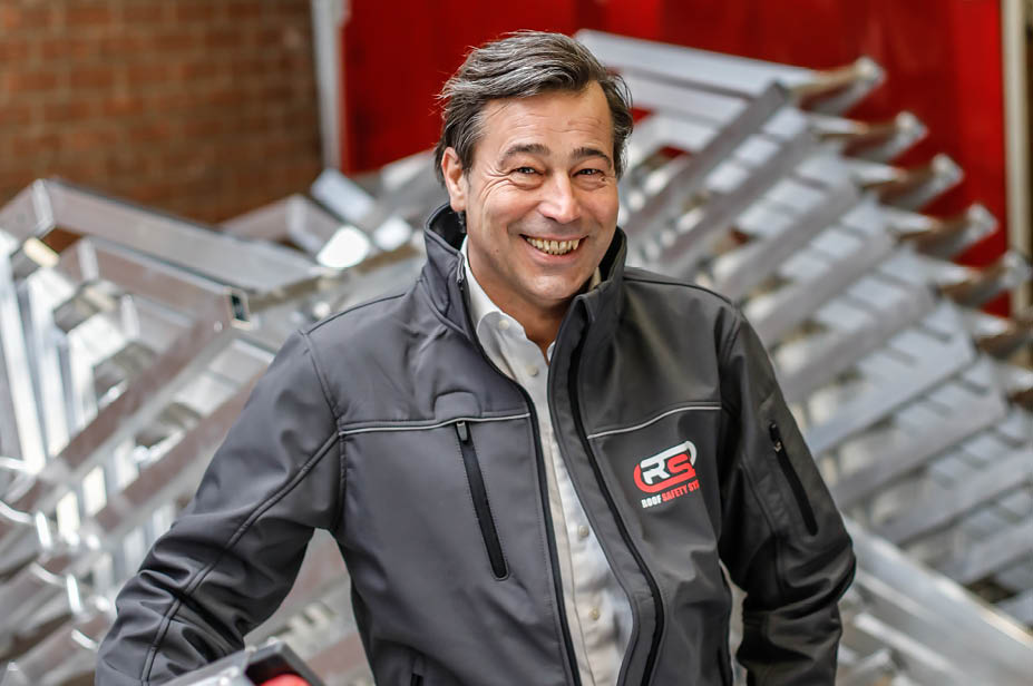 Roof Safety Systems medewerker op het dak aan het werk