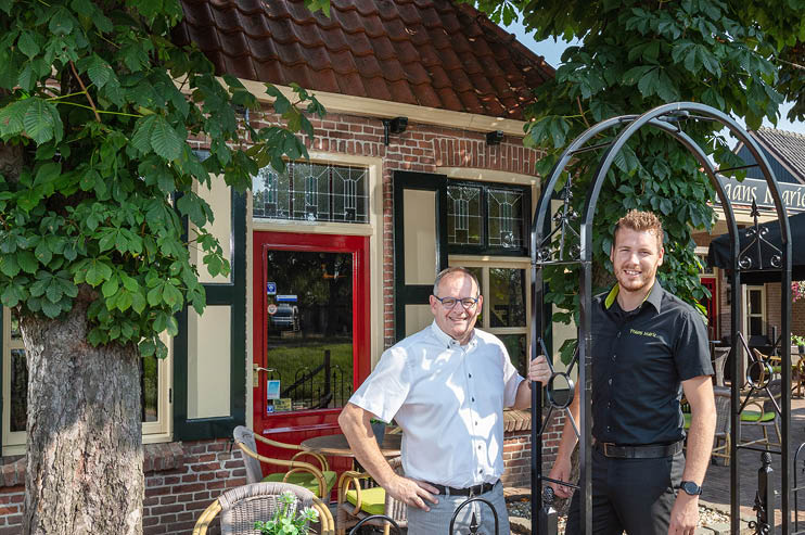 Aloys Nijhuis en Mart Woesthuis op het terras van Fraans Marie
