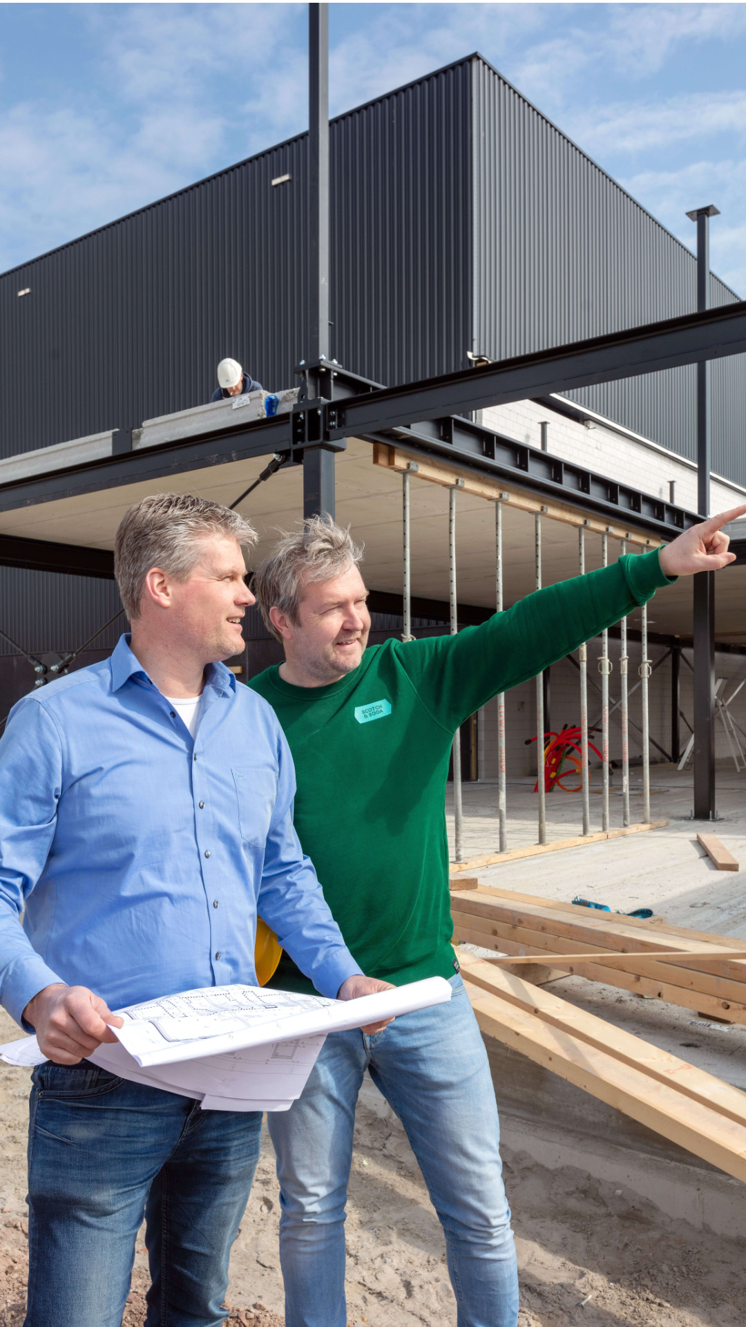 Joost Perik (links) en Norbert Lienesch bij de nieuwbouw van Kees Smit, een van de gerealiseerde werken waar ze samen trots op zijn