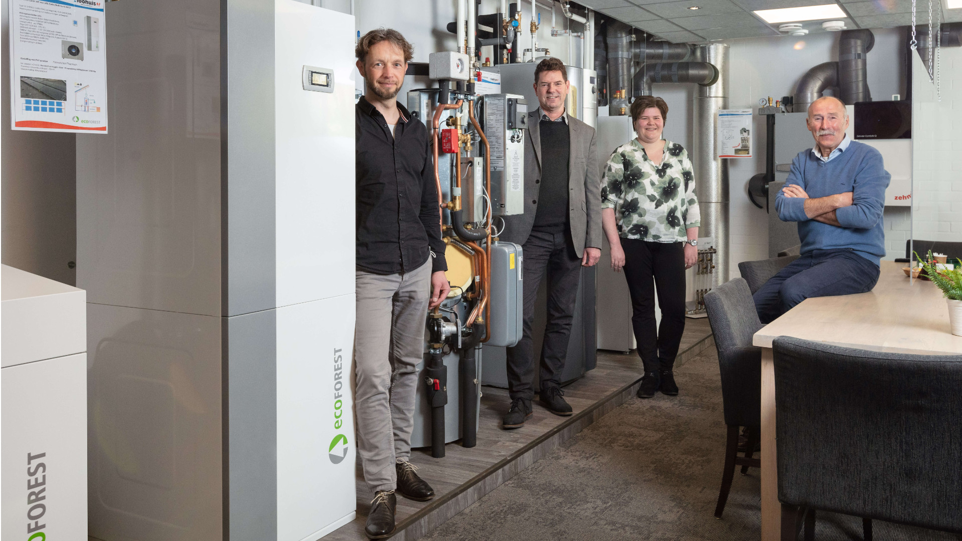 Van links naar rechts: Rik Pape (Projectleider STO Almelo), Ben Kuipers (directeur Loohuis Installatietechnieken), Marleen Peddemors (docent en stagecoördinator scholengemeenschap Canisius) en Herman Braakbuis, kwartiermaker STO Alemlo