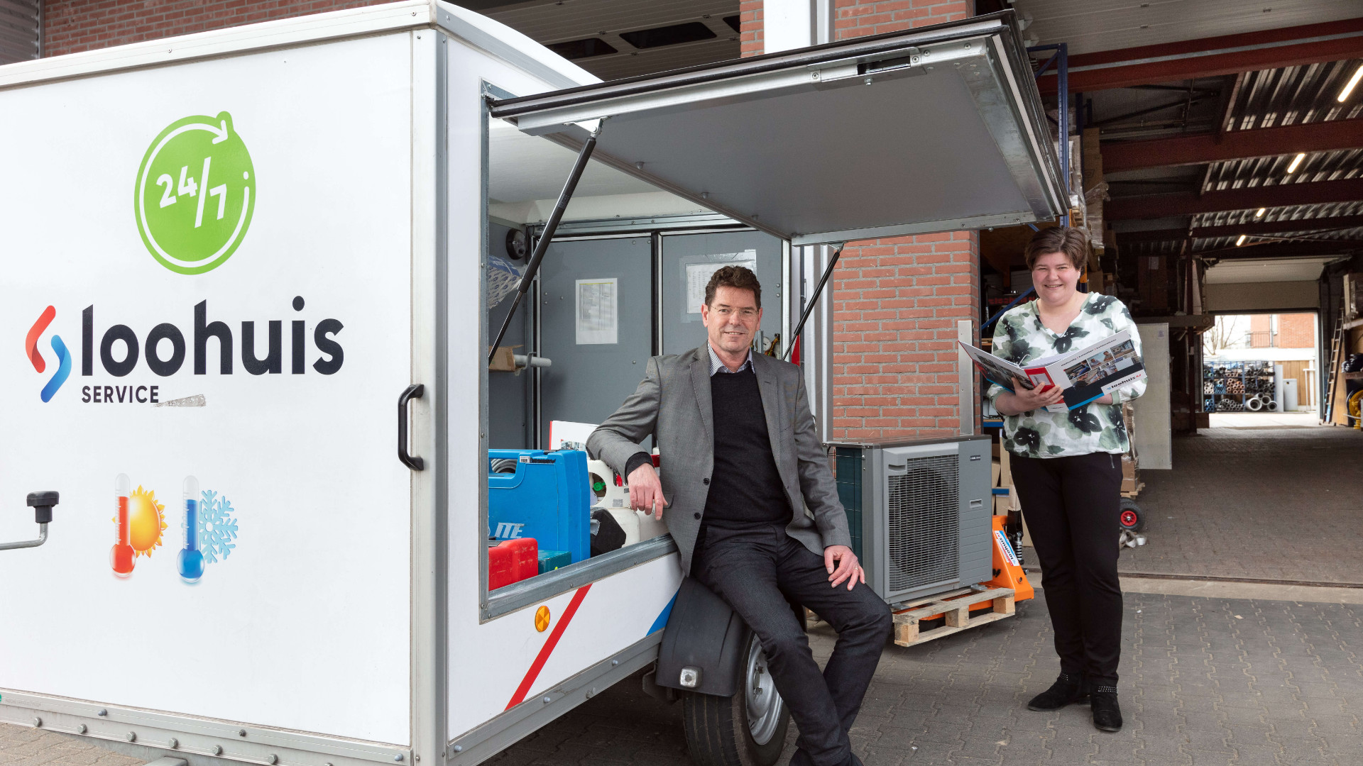 Marleen Peddemors en Ben Kuipers bij een van de service-aanhangers voor warmtepompen van Loohuis Installatietechnieken: "We zijn blij met de brugfunctie van STO Almelo die helpt samenwerking tussen bedrijven en scholen tot stand te brengen."