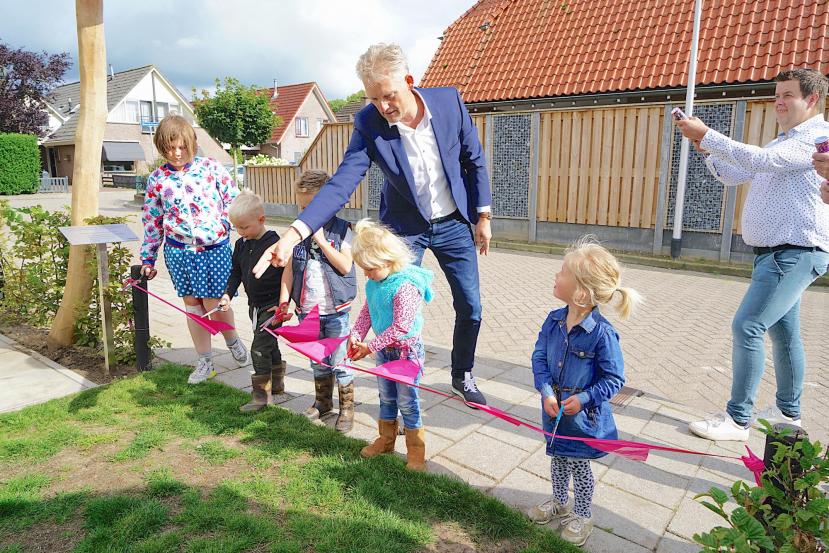 Wethouder Volmerink opent de speeltuin met buurtkinderen