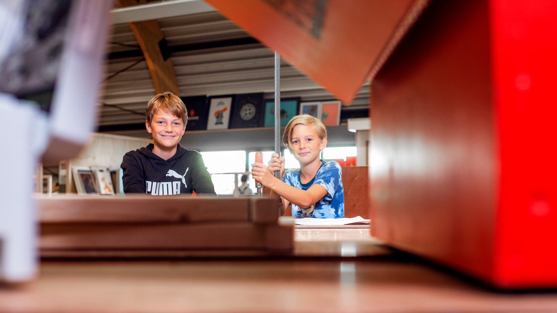 Leerlingen binnenin de school bezig met techniek in het onderwijs.