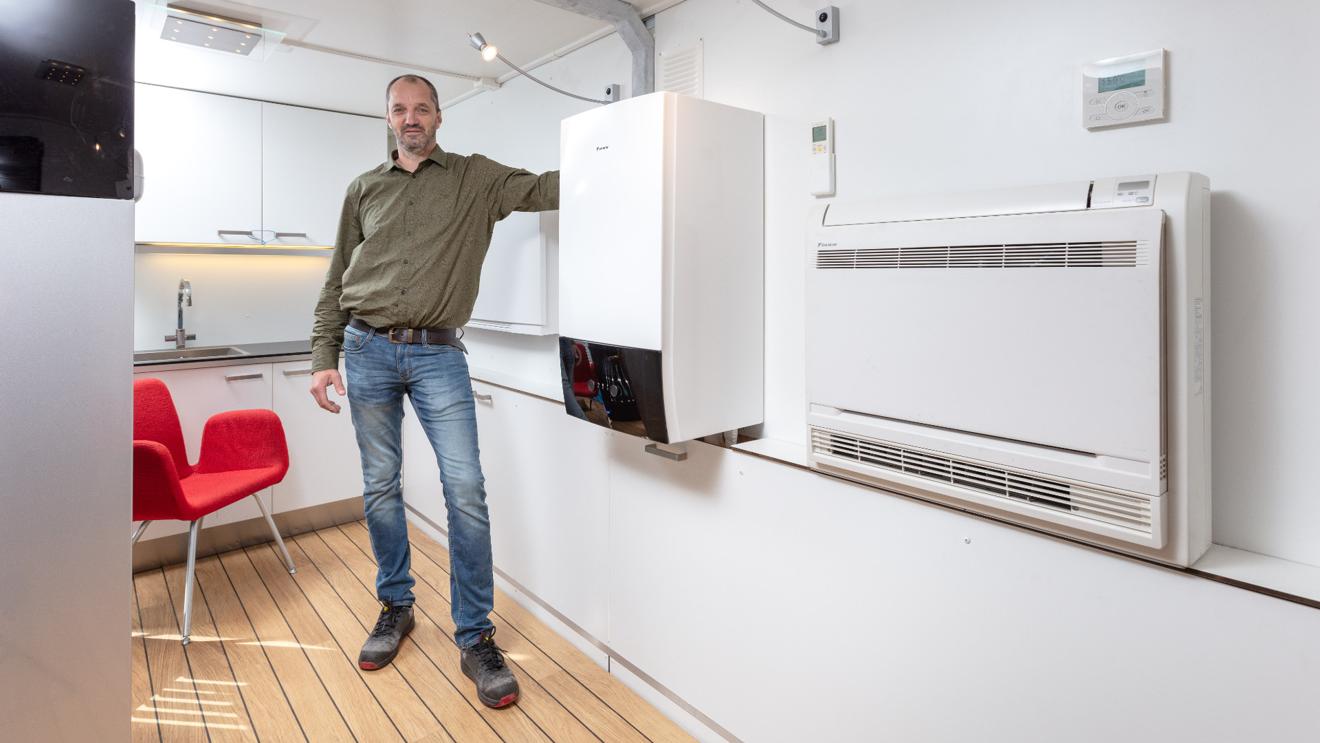 Harold Hofhuis bij de warmtepompinstallatie.