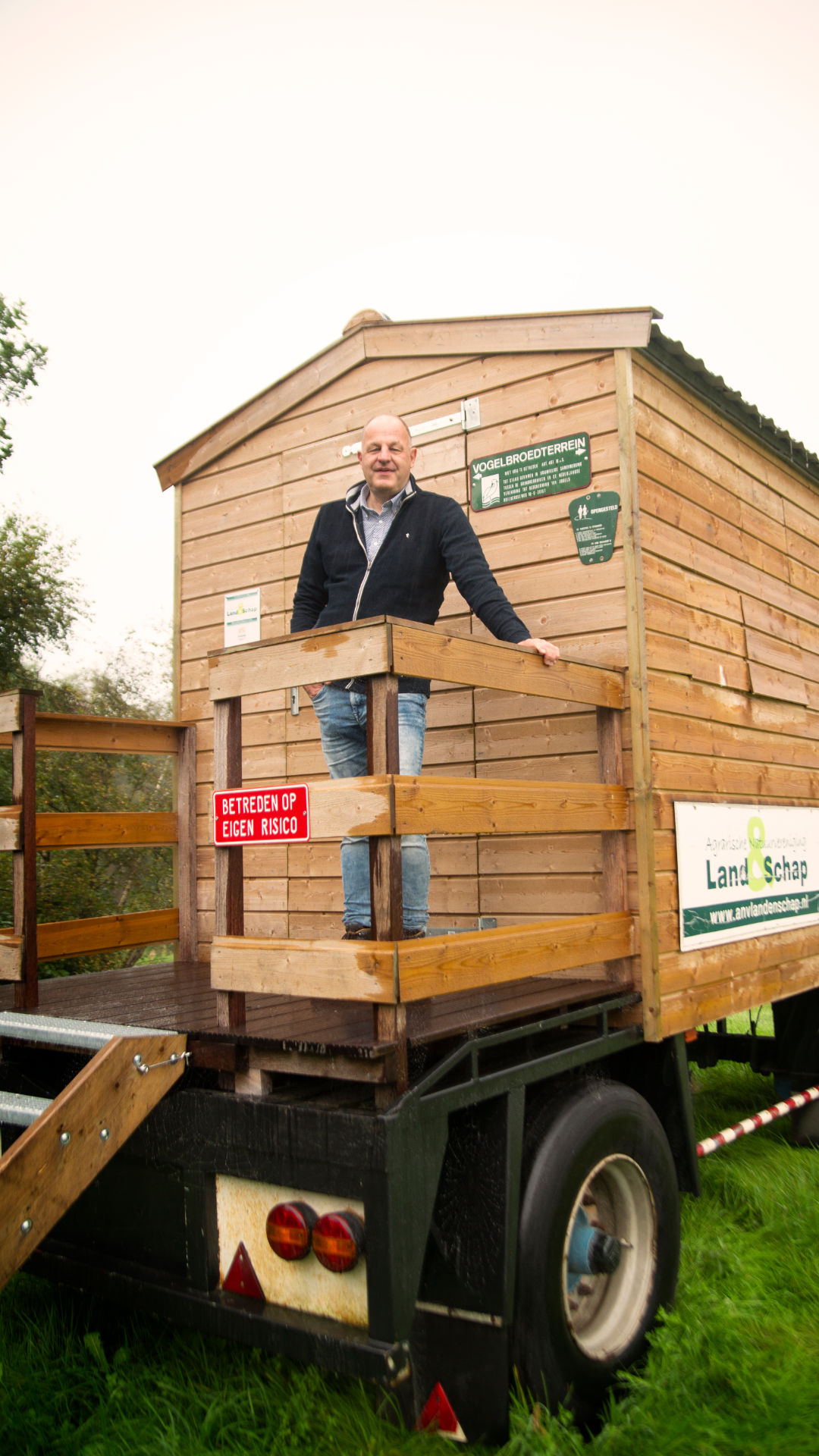 Bert Aman bij het zelfgemaakte kleine huis