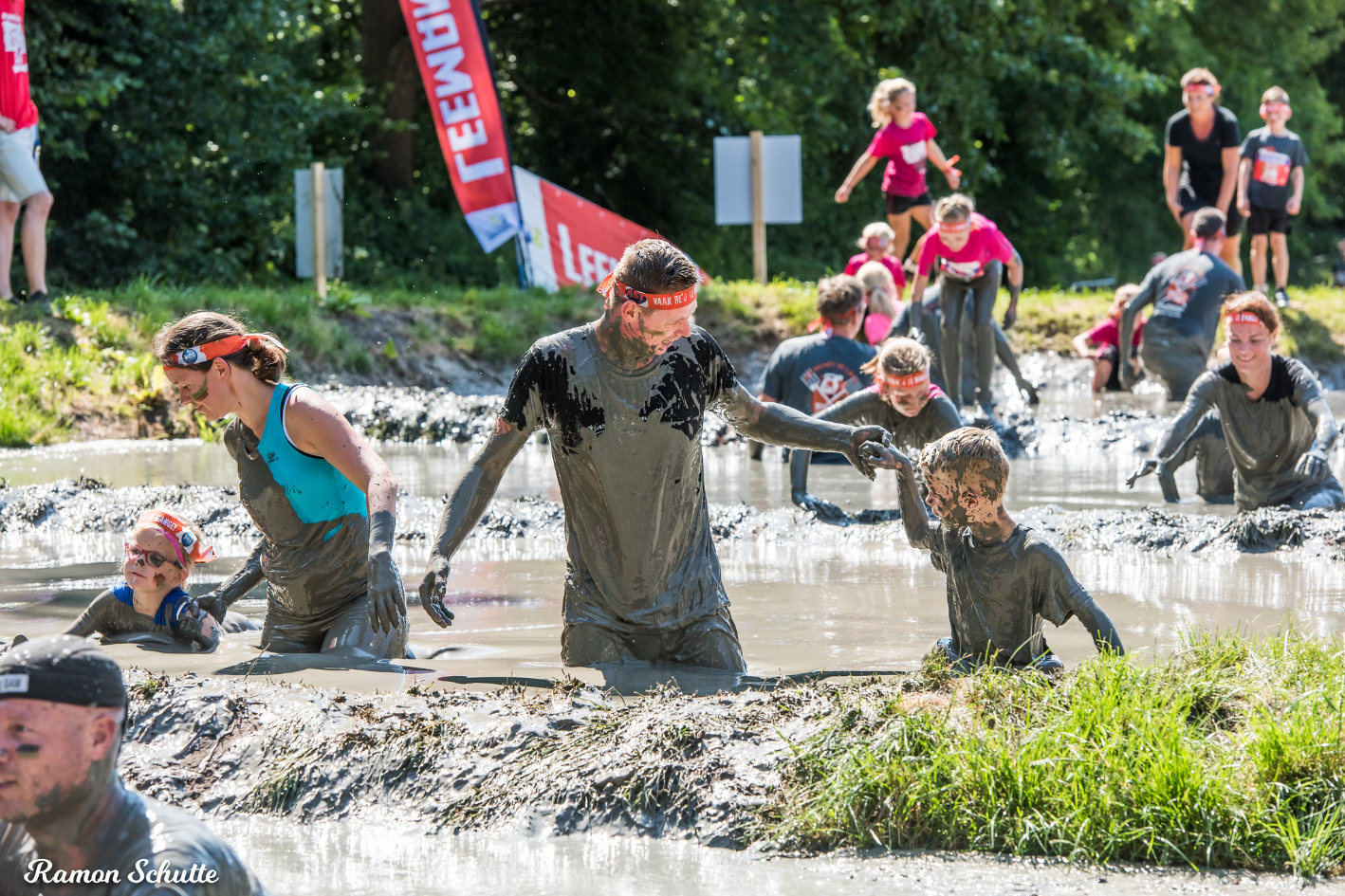 Tot De Nek In De Drek evenement waar man door modder loopt
