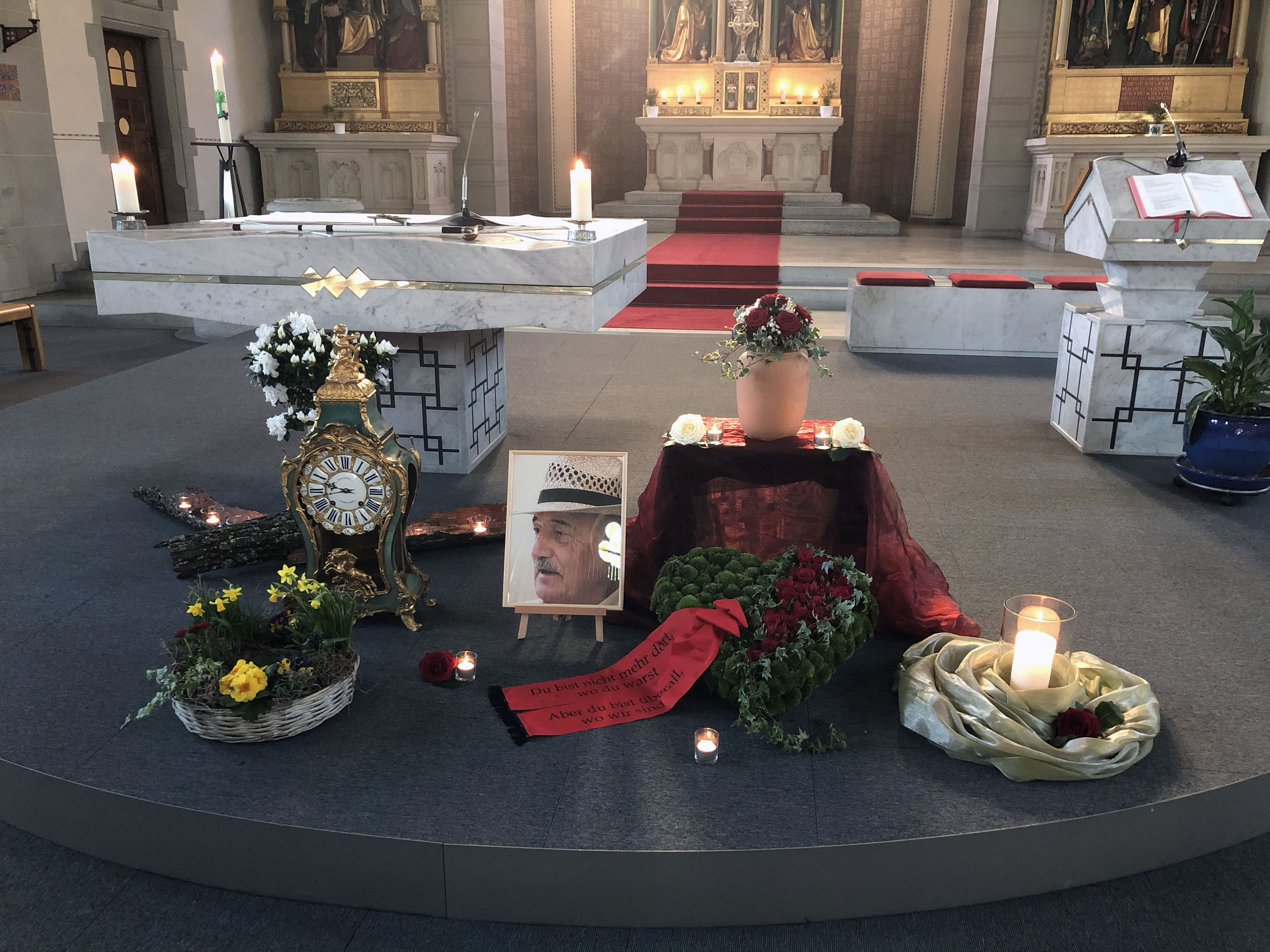 Altar mit Urne, Foto, Uhr und Blumenschmuck anlässlich der Abschiedsfeier von Hansruedi Oldani, aka Giovanni, am Samstag, 22. Februar 2020.