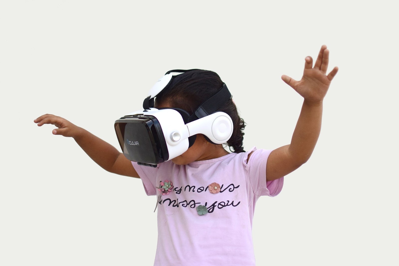 vr 마케팅이란 - vr 헤드셋을 착용한 소녀