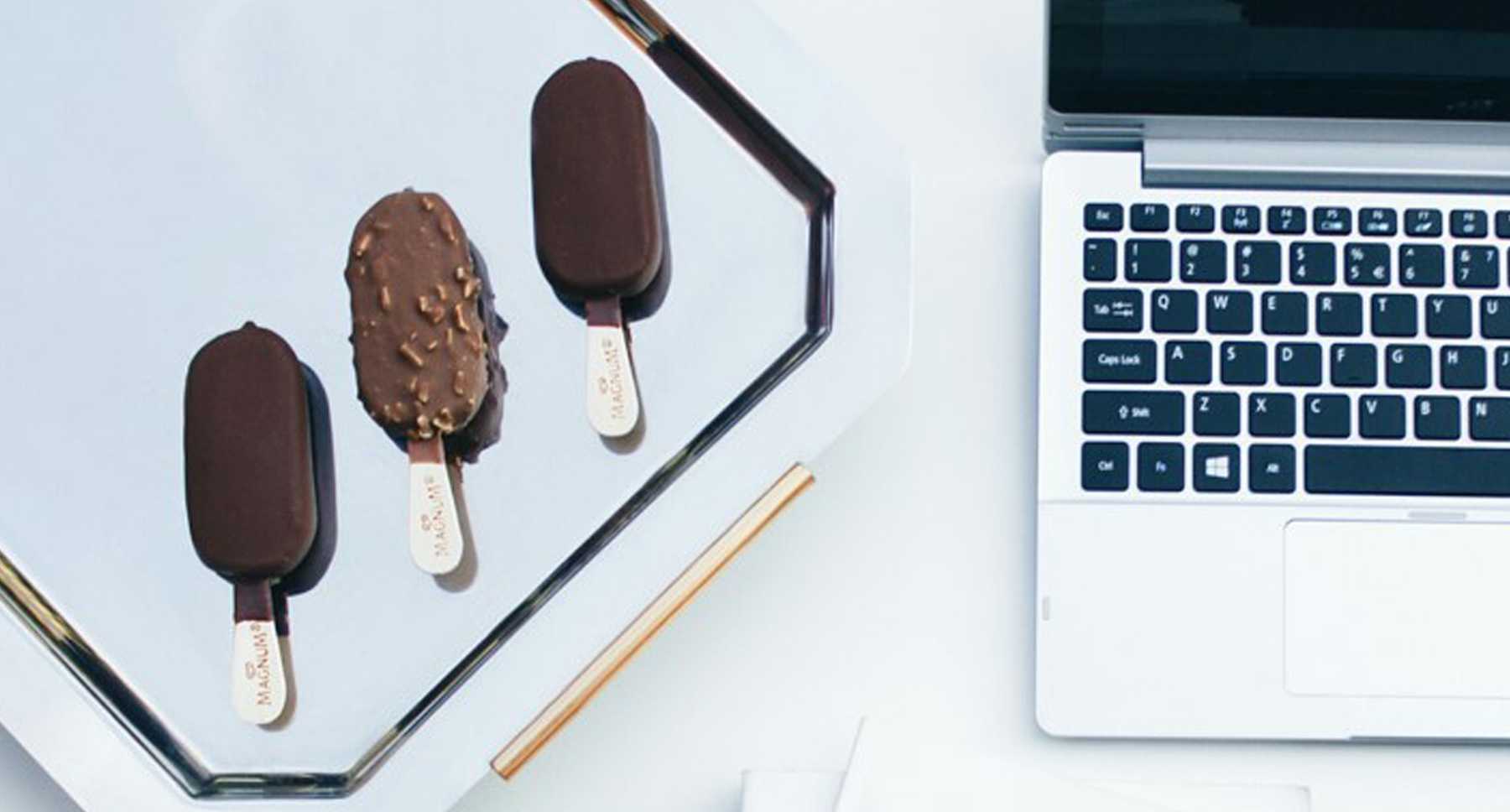 cách vệ sinh bàn phím laptop
