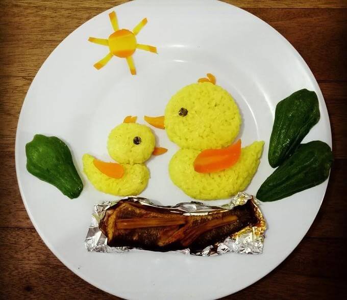 Mẹ con vịt bơi trên hồ