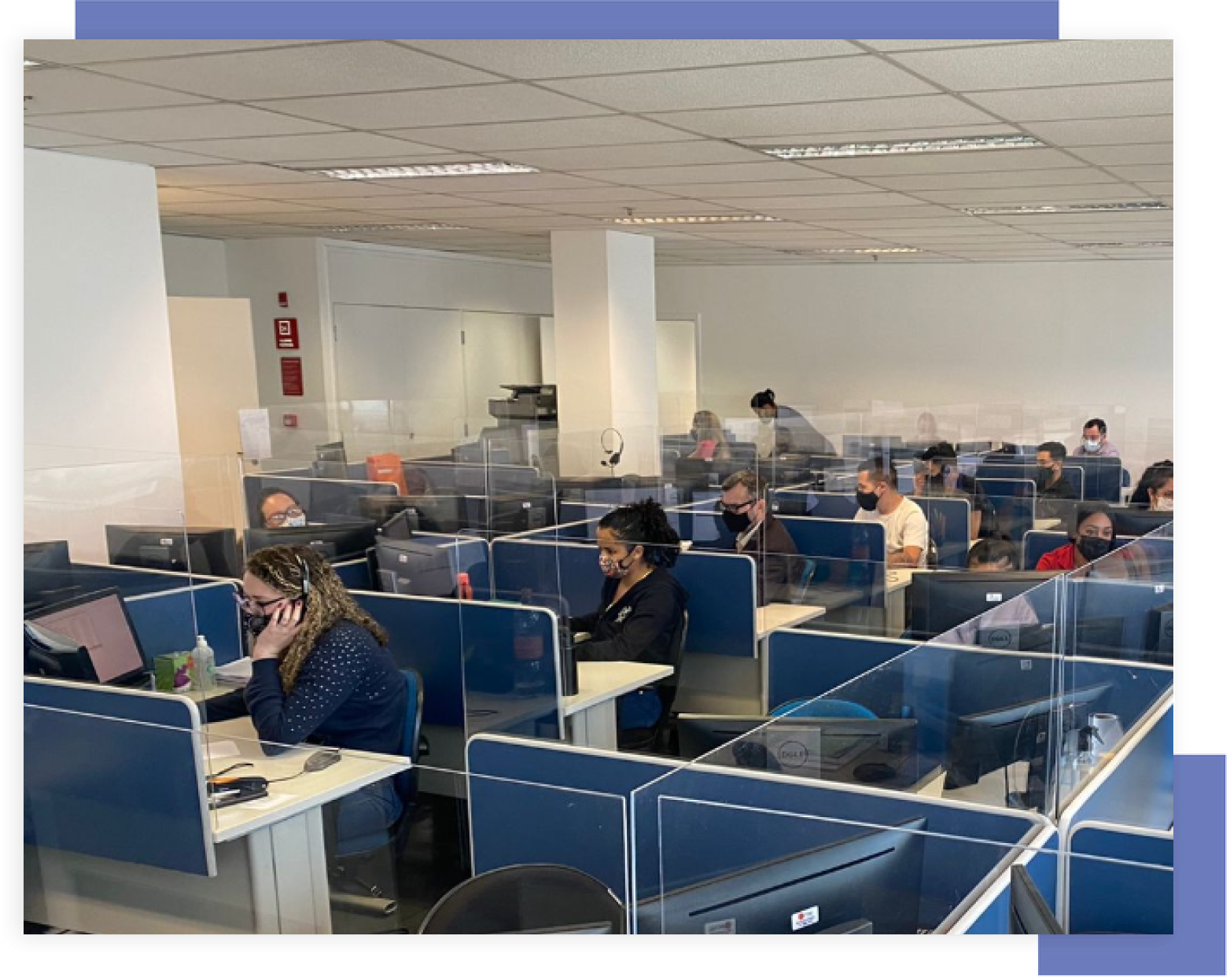 Uma foto de um dos departamentos da Funchal onde diversos colaboradores realizam suas atividades.