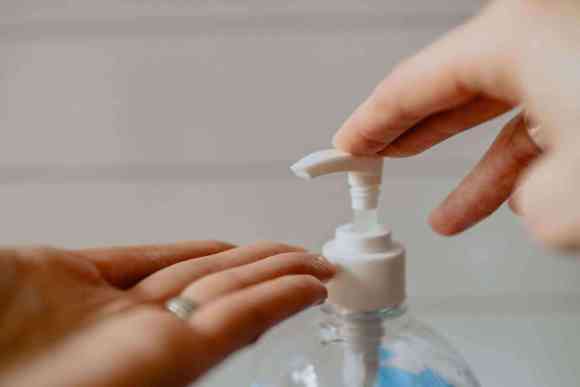 Limpeza das mãos com sabão ou álcool gel para evitar contaminação pelo Covid-19.
