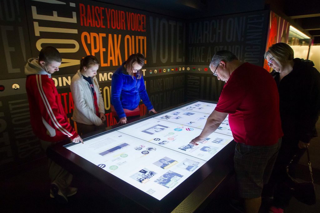 Museu interativo com tela touchscreen multitoque