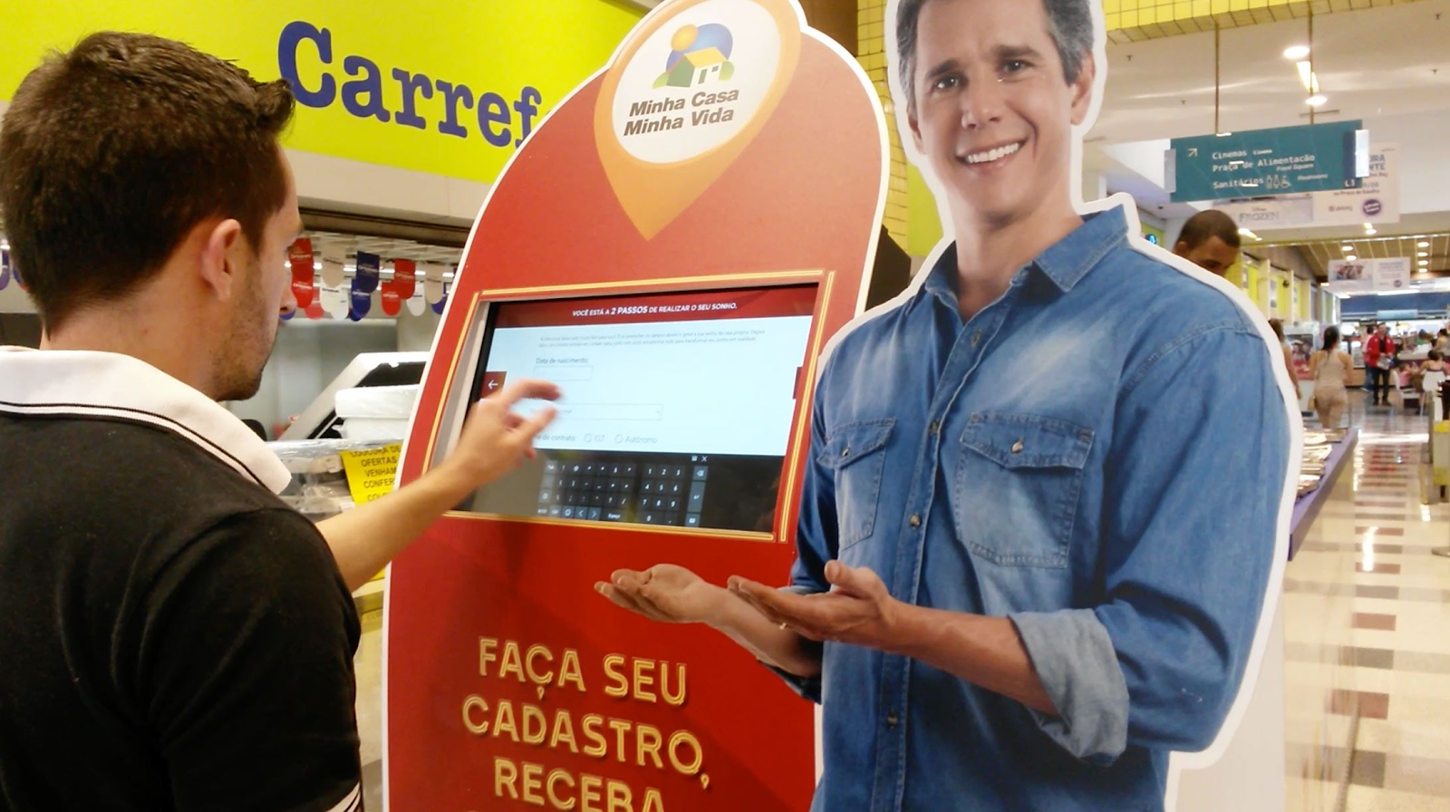 Totem de cadastro de leads da Direcional em um shopping center
