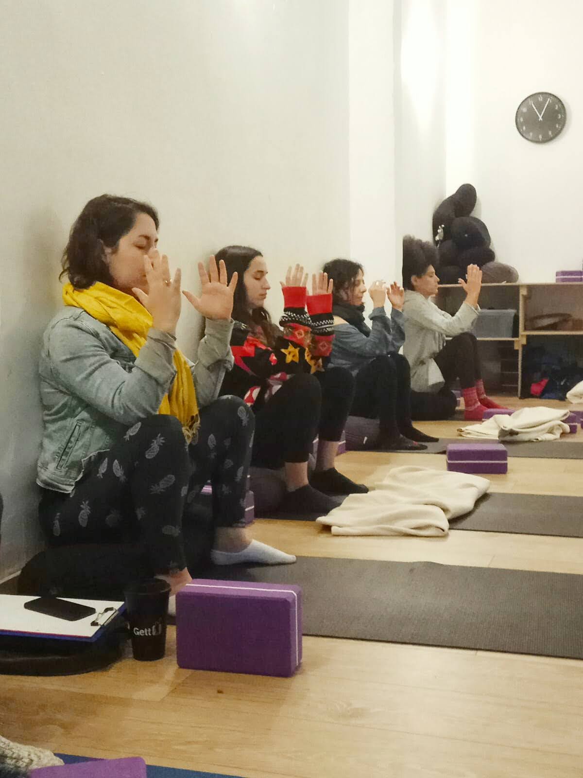 שיעורי ויניאסה נשית בסטודיו בחולון