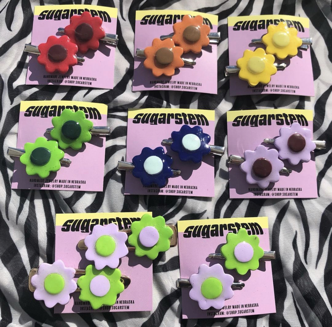 Flower-shaped hairclips.