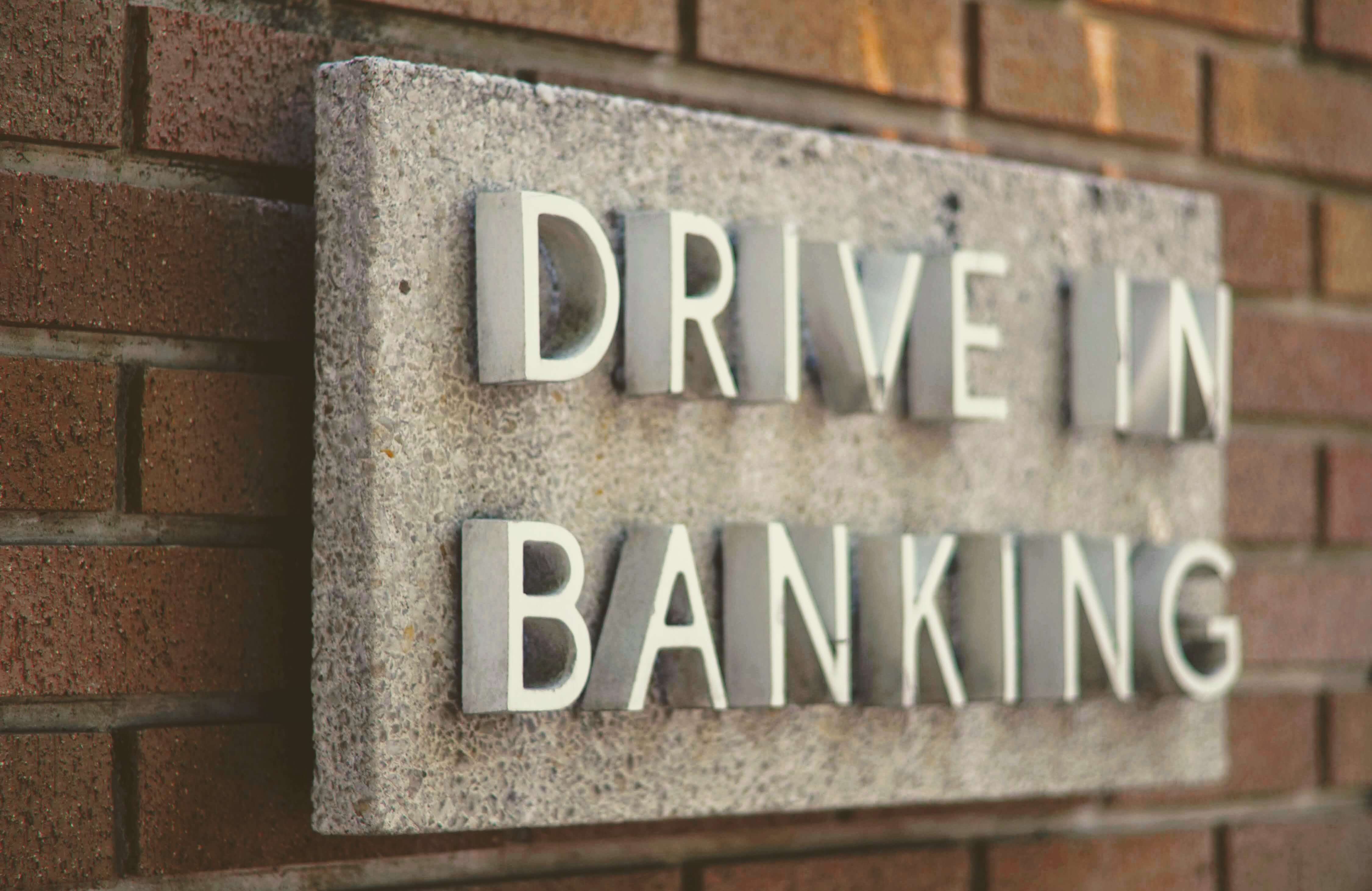 Digital Signage for Banking. Why and where to start?