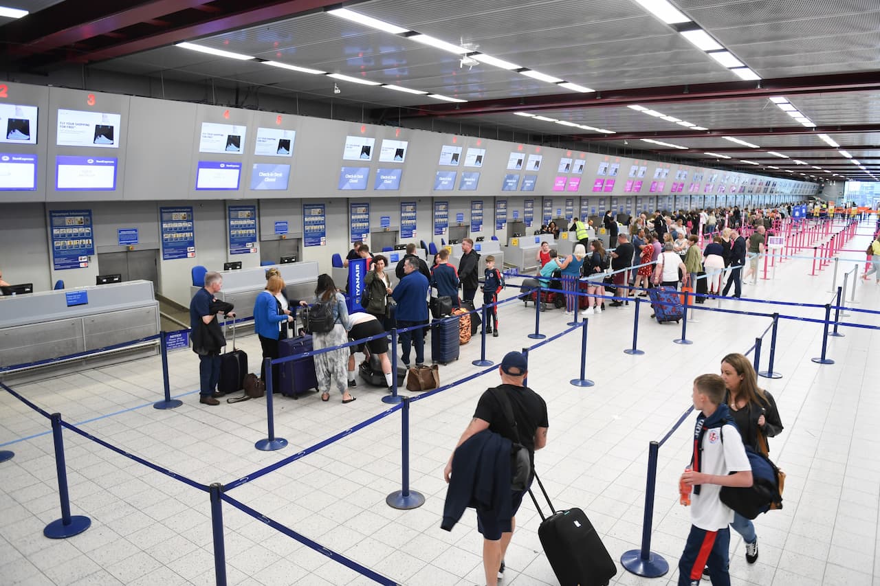 Airport_registration_desks