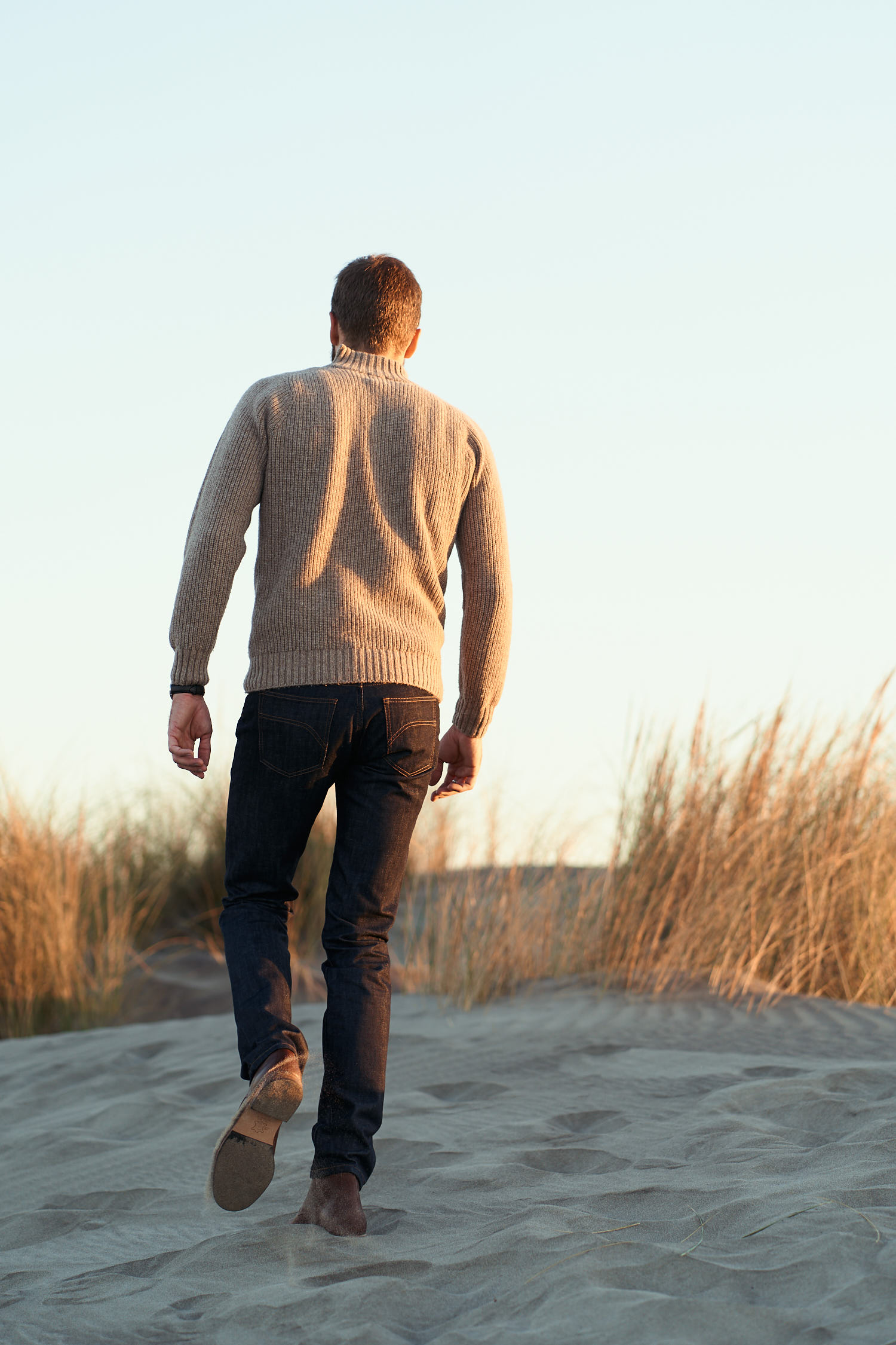 homme portant un pull over en laine mérinos de dos