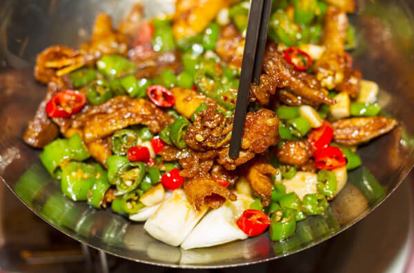 Đồ ăn quá cay nóng gây rối loạn nội tiết tố