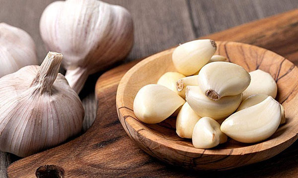 Dùng tỏi sống điều trị xuất tinh sớm