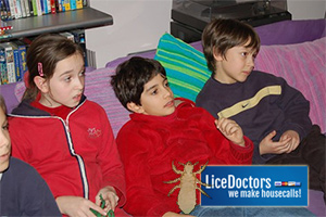 Kids watching TV - LiceDoctors