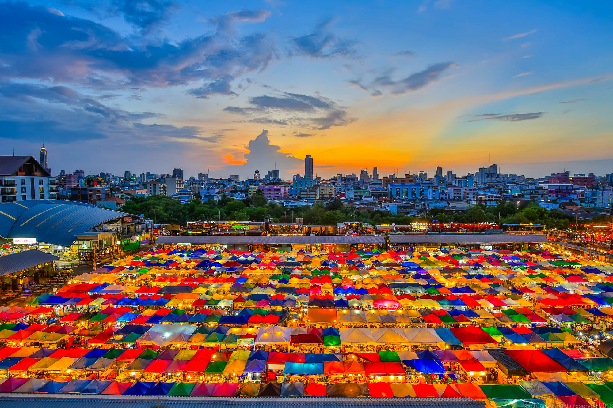 Rot Fai Ratchada night market in Bangkok at sunset