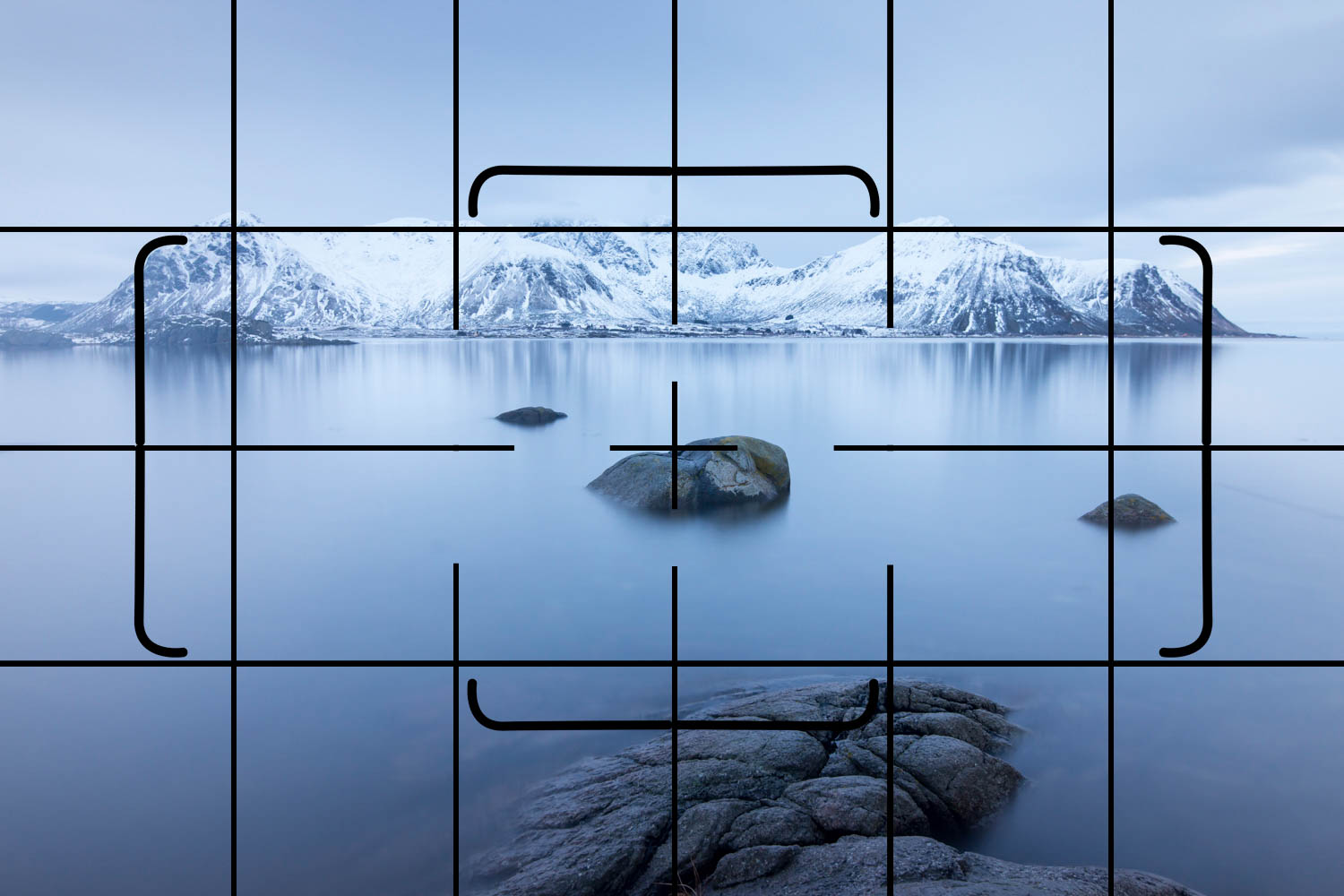 Lines on a digital camera viewfinder grid to level up the horizon in a scene
