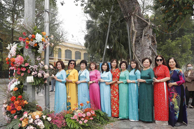 Từ sáng sớm, nhiều đoàn khách đã đến tham quan, chụp ảnh tại các cây cột đèn hoa quanh hồ. Các cô, bác xúng xính áo dài cùng lưu giữ những khoảnh khắc đẹp bên nhau. Ý tưởng biến cột đèn vô tri vô giác thành điểm dải hoa tươi, nhiều màu sắc rất độc đáo và ý nghĩa với chị em phụ nữ dịp này, một du khách cho biết.