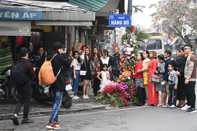 Ngoài những cây cột đèn, biển chỉ đường cũng được trang trí bằng hoa tươi. Nhiều gia đình bị thu hút bởi vẻ mới lạ, lần đầu xuất hiện trên đường phố Hà Nội. Khu trung tâm Hà Nội như khoác màu áo mới. Những bông hoa biến những cây cột điện, biển chỉ đường vốn nhàm chán trở nên độc đáo. Từ sáng, cả nhà tôi đã háo hức ra chụp ảnh, anh Nguyễn Trung Tín - cư dân sinh sống trên phố Hàng Bồ chia sẻ.