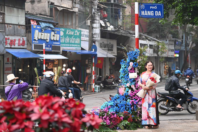 Đây cũng là món quà Ecopark muốn dành tặng cho các chị em nhân ngày Quốc tế Phụ nữ. Hoa là dành tặng cho mọi phụ nữ. Song ngày này, có không ít chị em vì cuộc sống mưu sinh... không có cơ hội nhận hoa hay lời chúc mừng. Những dài hoa trên đường phố Hà Nội cũng là cách chúng tôi gửi gắm hương sắc đến tất cả những người phụ nữ trong ngày hôm nay, đại diện Ecopark chia sẻ.