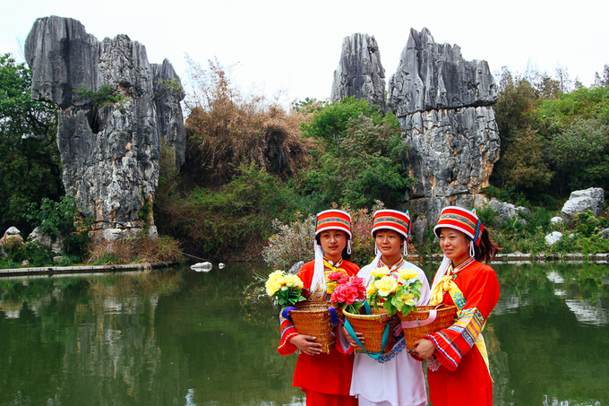 Hàng năm vào ngày 24/6, người Sani tổ chức Lễ hội đốt đuốc hàng năm trong khu rừng để tưởng nhớ Ashima trong truyền thuyết. Lễ hội có các màn đấu vật, đấu bò và các màn múa truyền thống. Ảnh: Globetrotcat