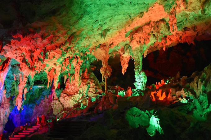 Cách rừng đá khoảng 5 km, hang Qifeng là nơi du khách không nên bỏ lỡ. Qifeng bao gồm động Penfeng, suối Hongxi và một con sông ngầm. Từ tháng 8 đến tháng 11 hàng năm sẽ xuất hiện những cơn lốc nhỏ kéo dài 2-3 phút chạy một lượt hang động 30 phút/ lần, mang đến trải nghiệm thú vị cho du khách. Ảnh: Monika Newbound/Heroes of Adventure