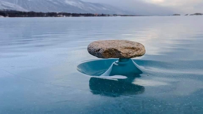Nói một cách đơn giản, Baikal Zen là hiện tượng những viên đá phẳng nằm trên những tảng băng mỏng, cao hơn mặt hồ vài cm. Ảnh: Explorers web