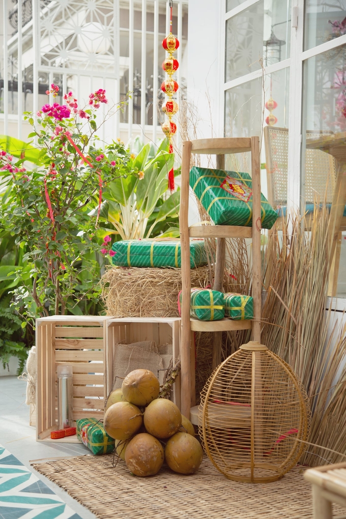 Không gian sáng sủa, thích hợp cho những bạn trẻ đam mê check-in. Khách đến quán thường được hướng dẫn gửi xe tại sân banh mini của trường Đại Học Hồng Bàng, nếu giữ lại hoá đơn thanh toán sẽ được hoàn tiền gửi xe. Quán có sức chưa 40 khách gồm 1 sân, 1 trệt và 1 tầng lửng. Giá thức uống giao động 29.000 - 55.000. Ảnh: The Ciel Cafe
