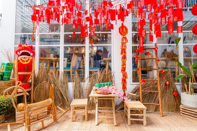 Vốn mang màu sắc chủ đạo là xanh trắng theo phong cách Địa Trung Hải, Le Ciel Cafe vẫn chiều lòng khách với những tiểu cảnh theo đúng tinh thần Tết Nguyên Đán. Góc nhỏ mô phỏng không gian phía trước sân của một gia đình miền quê ngày Tết, có bộ bàn ghế tre với những chiếc bánh chưng, bên cạnh là cành đào. Ảnh: Le Ciel Cafe