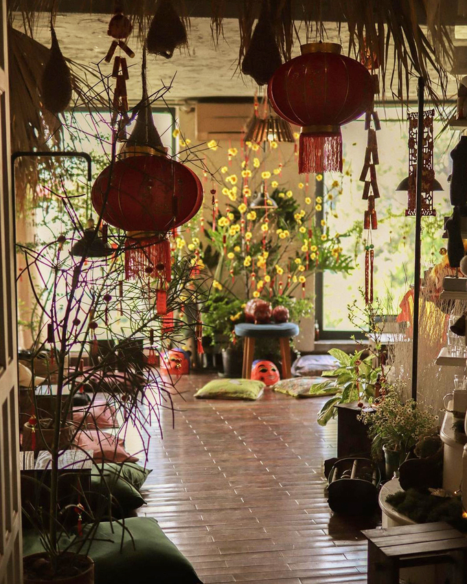 Một địa chỉ gợi ý khác là Mơ Đi Hội trên lầu 4 của chung cư 145 Nguyễn Trãi (quận 1). Trong dịp Tết Nguyên Đán năm nay, quán treo những câu liễn nhỏ lên các cành cây, ngoài ra còn có thêm đèn lồng, đầu lân cho phù hợp với không khí. Ảnh: Mơ Đi Hội