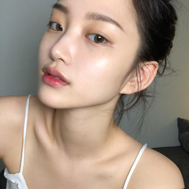Dùng loại sữa rửa mặt chẳng có tí bọt nào nhưng mình bất ngờ với khả năng làm sạch - Ảnh 1.