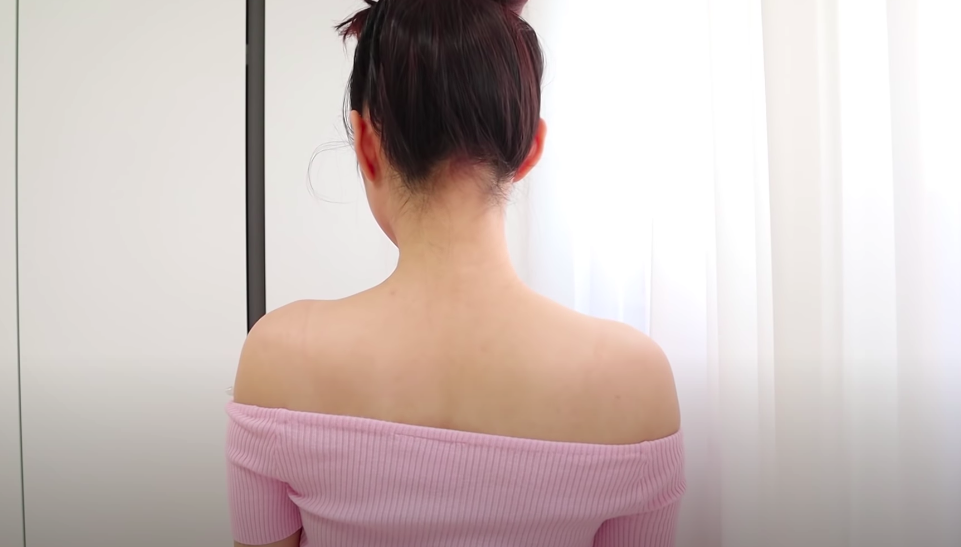 Cô nàng Hàn Quốc trị sạch 100% mụn lưng và vết thâm nhờ "tắm" với sữa rửa mặt, còn gợi ý thêm lọ xịt chuyên dụng chỉ tầm 300k mà trị sạch mọi dấu vết trên lưng - Ảnh 2.