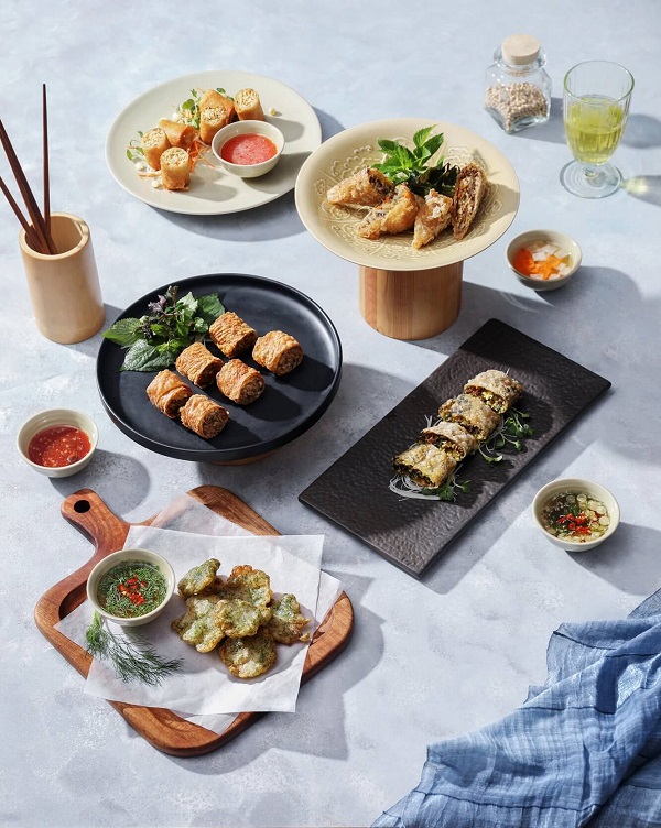 Món chay đem lại cho bạn những bữa ăn thanh đạm nhưng vẫn đầy đủ chất mà còn tốt cho sức khỏe nữa. Cùng tham khảo những nhà hàng chay ngon ở TP.HCM nhé.