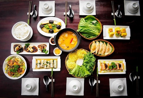 Món chay đem lại cho bạn những bữa ăn thanh đạm nhưng vẫn đầy đủ chất mà còn tốt cho sức khỏe nữa. Cùng tham khảo những nhà hàng chay ngon ở TP.HCM nhé.