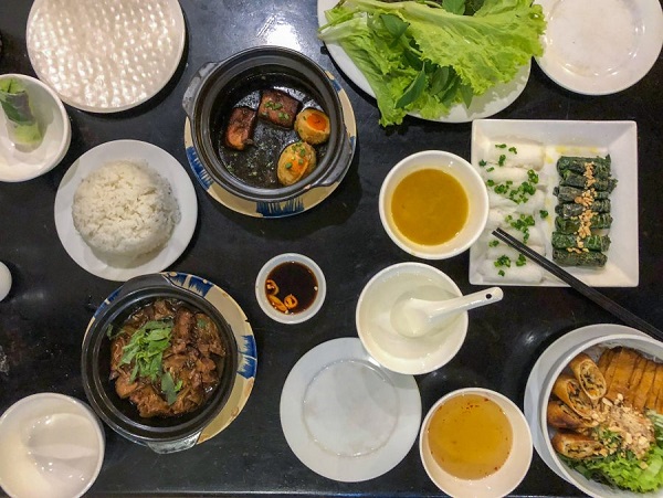 Món chay đem lại cho bạn những bữa ăn thanh đạm nhưng vẫn đầy đủ chất mà còn tốt cho sức khỏe nữa. Cùng tham khảo những nhà hàng chay ngon ở TP.HCM nhé.