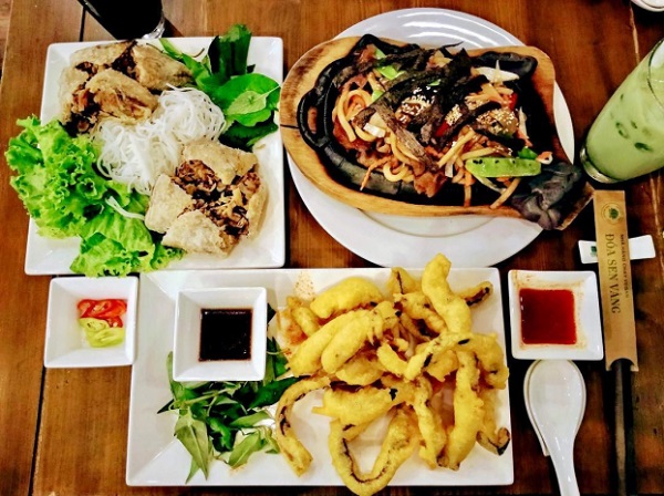 Món chay đem lại cho bạn những bữa ăn thanh đạm nhưng vẫn đầy đủ chất mà còn tốt cho sức khỏe nữa. Cùng tham khảo những nhà hàng chay ngon ở TP.HCM nhé.