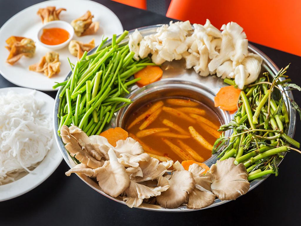 Món chay đem lại cho bạn những bữa ăn thanh đạm nhưng vẫn đầy đủ chất mà còn tốt cho sức khỏe nữa. Cùng tham khảo những nhà hàng chay ngon ở TP.HCM nhé.