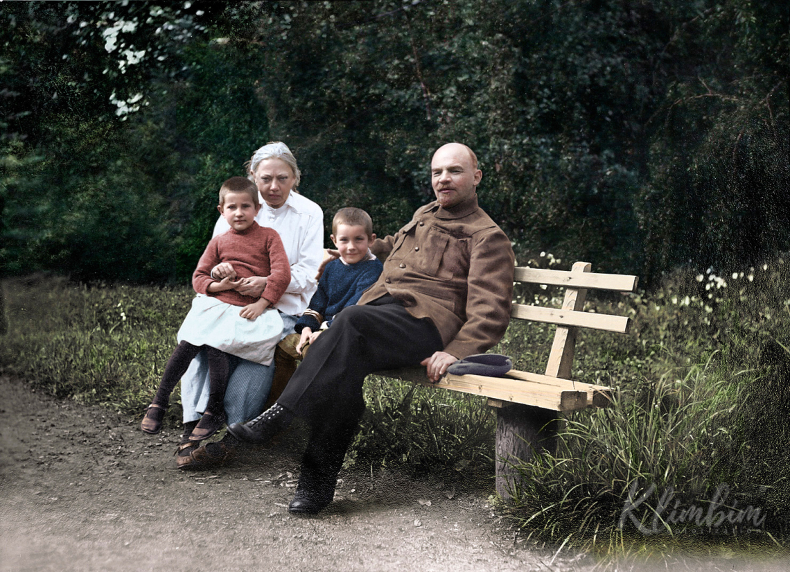 Vladimir-Lenin-and-his-wife-Nadezhda-Gorki-Russia-1922.jpg