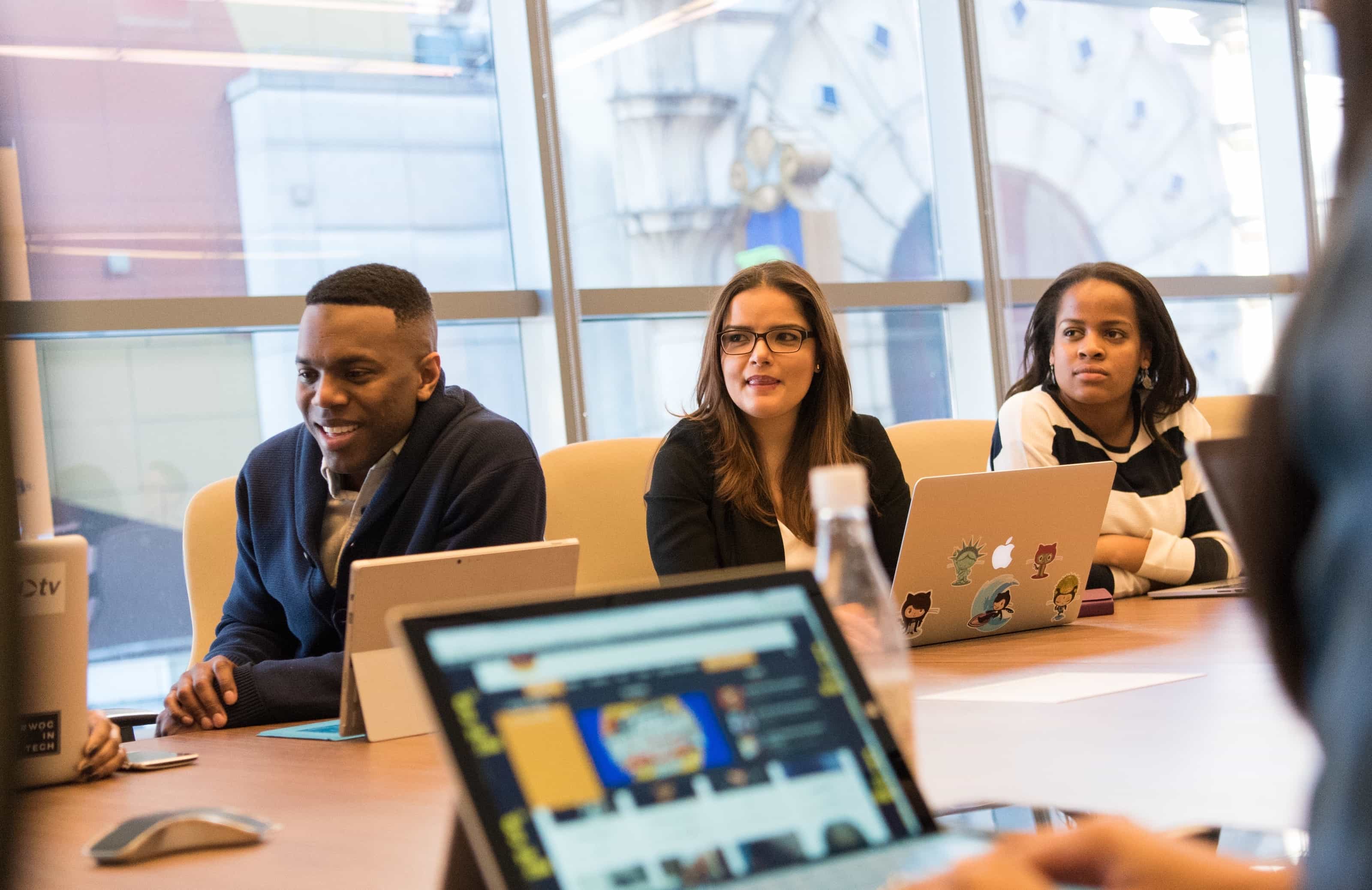 Офисный договор. Студенческое сотрудничество азия дизайн. Менеджмент в японии. Офисный договор. Встреча взрослых людей.