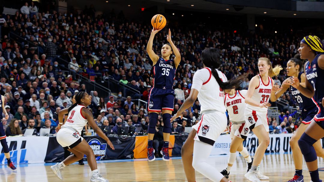 Image of the women’s basketball team.