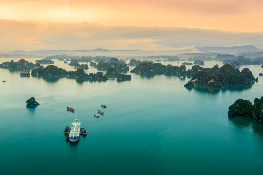 Chuyến bay ngắm cảnh Vịnh Hạ Long