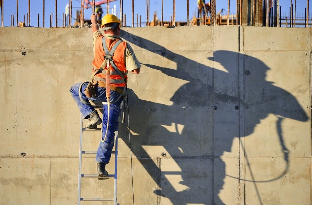 Trabajador de construcción en una escalera.